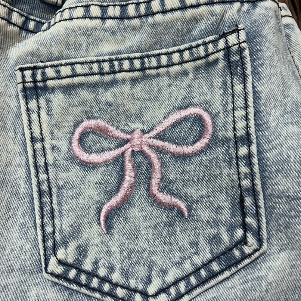 Teen blue jeans light wash with pink bow pockets. Brand new from SHEIN no tags